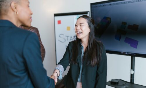 2 business women shaking hands